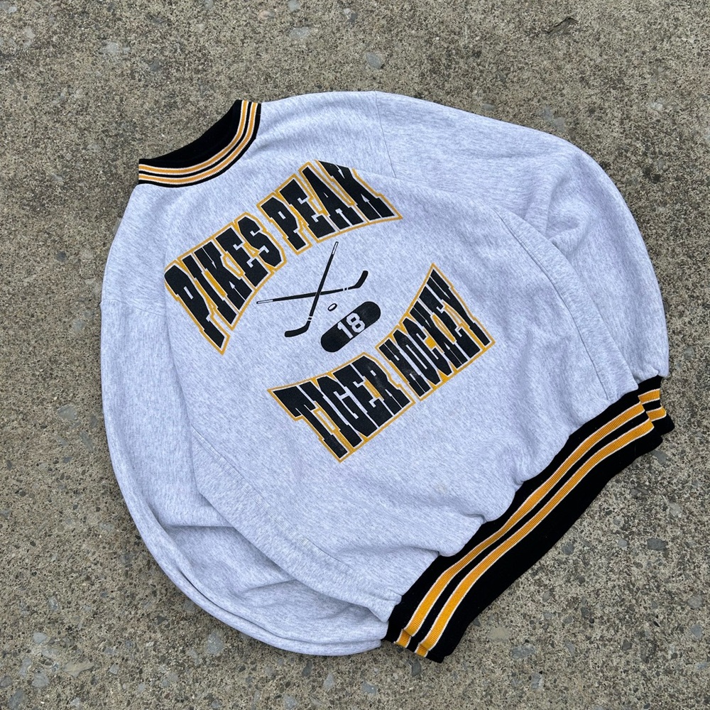 90’s vintage Pikes Peak Tiger Hockey Gray Athletic Crewneck Sweater
